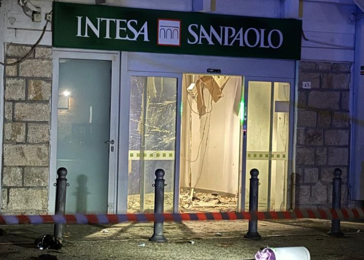 Esplosione a San Salvo: assalto allo sportello bancomat 2 Assalto Bancomat 1