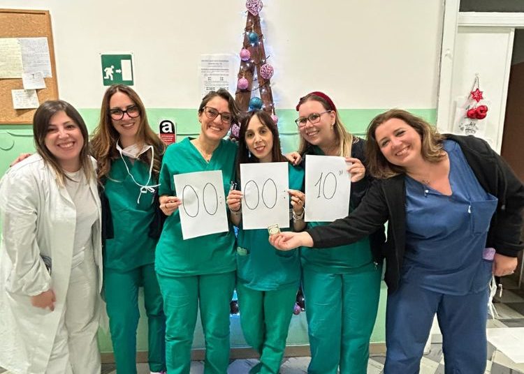 L'équipe dell'Ostetricia di Lanciano (ultima a destra Alessandra Ricciardulli)

mostra l'orario della prima nascita