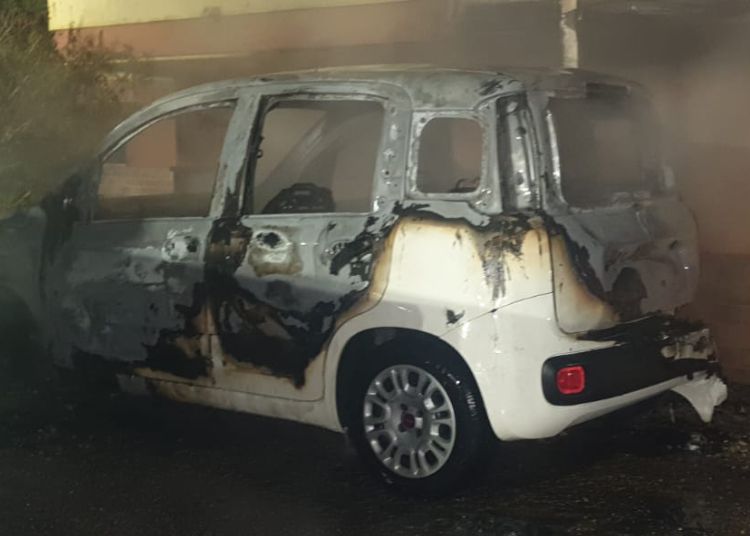 San Salvo: due auto distrutte dalle fiamme, danni a una palazzina 3 2