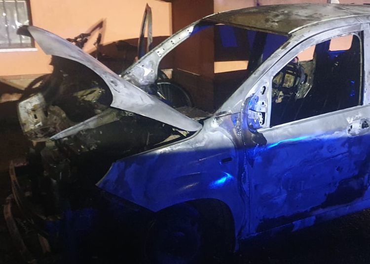 San Salvo: due auto distrutte dalle fiamme, danni a una palazzina 4 3