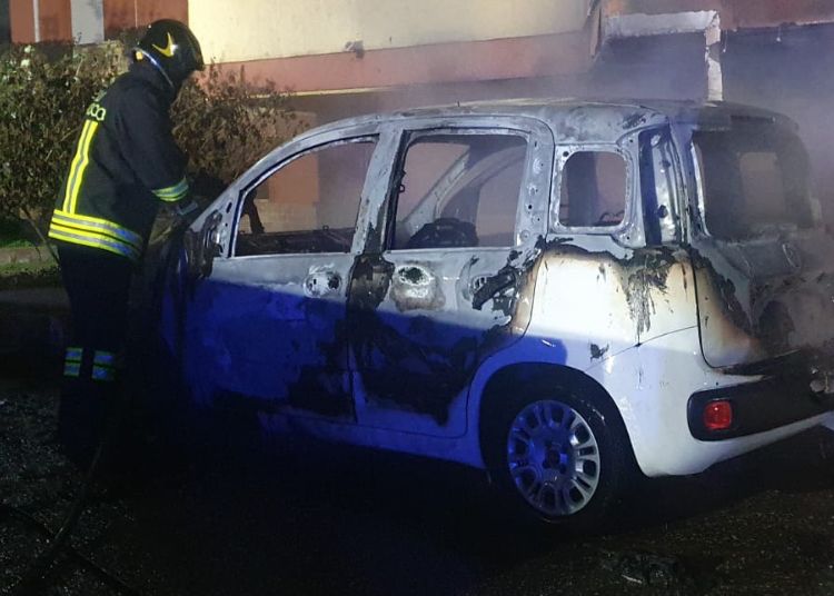 San Salvo: due auto distrutte dalle fiamme, danni a una palazzina 6 5