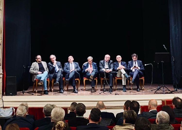 Trent’anni di Alleanza Nazionale, Fini a Vasto: «La destra cambia, ma le radici restano» 2 1 2