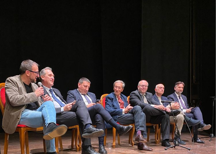 Trent’anni di Alleanza Nazionale, Fini a Vasto: «La destra cambia, ma le radici restano» 3 2 3