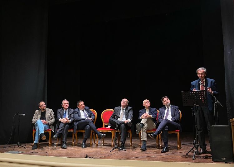 Trent’anni di Alleanza Nazionale, Fini a Vasto: «La destra cambia, ma le radici restano» 5 4 3