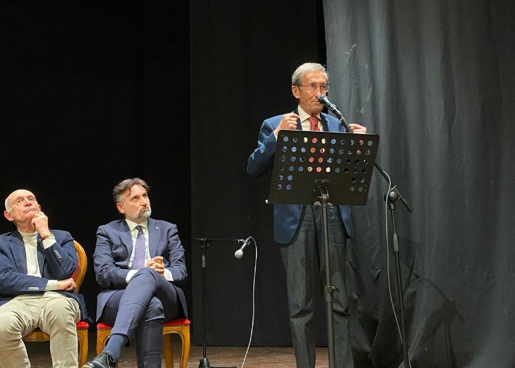 Trent’anni di Alleanza Nazionale, Fini a Vasto: «La destra cambia, ma le radici restano» 6 5 3