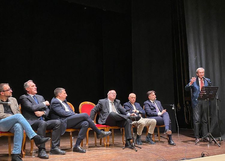 Trent’anni di Alleanza Nazionale, Fini a Vasto: «La destra cambia, ma le radici restano» 7 6 1