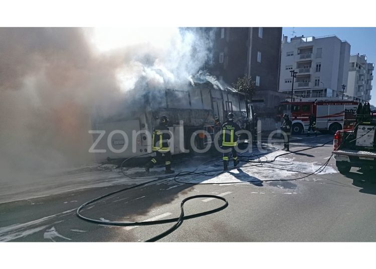 San Salvo, autobus in fiamme in corso Garibaldi: tutti gli studenti a bordo in salvo 2 Articolo WP 2025 03 05T142241.375 1