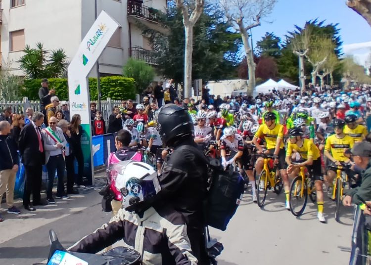 Giro d'Abruzzo 2025: partita la prima tappa Scerni-Crecchio 6 5 1