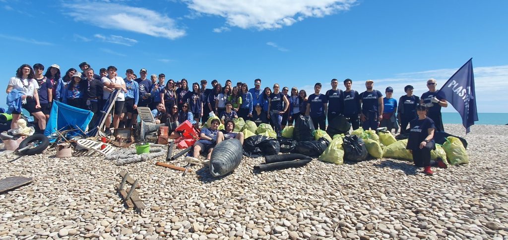50 volontari in azione a Vasto: raccolti rifiuti sulla spiaggia di San Nicola 8 pa