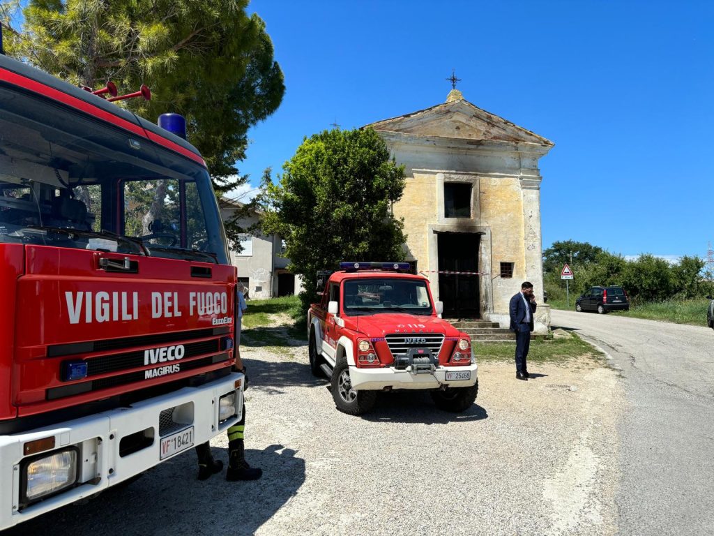 Tentato incendio nella chiesa di Sant’Agnese a Città Sant’Angelo, il sindaco convoca un vertice per la sicurezza 3 Foto 2 1