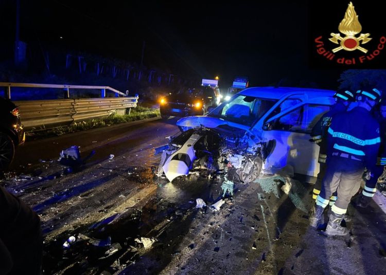 Scontro tra Porsche Macan e furgone sulla Statale 16: quattro feriti lievi 3 Progetto senza titolo 34 3