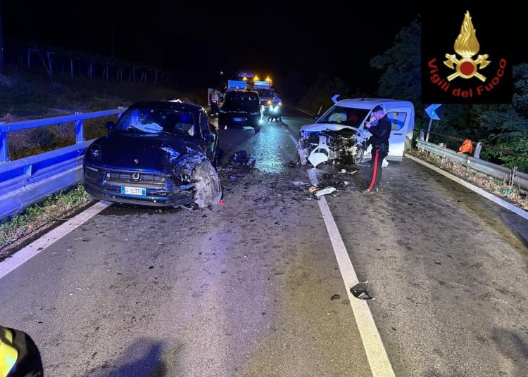 Scontro tra Porsche Macan e furgone sulla Statale 16: quattro feriti lievi 2 Progetto senza titolo 35 2