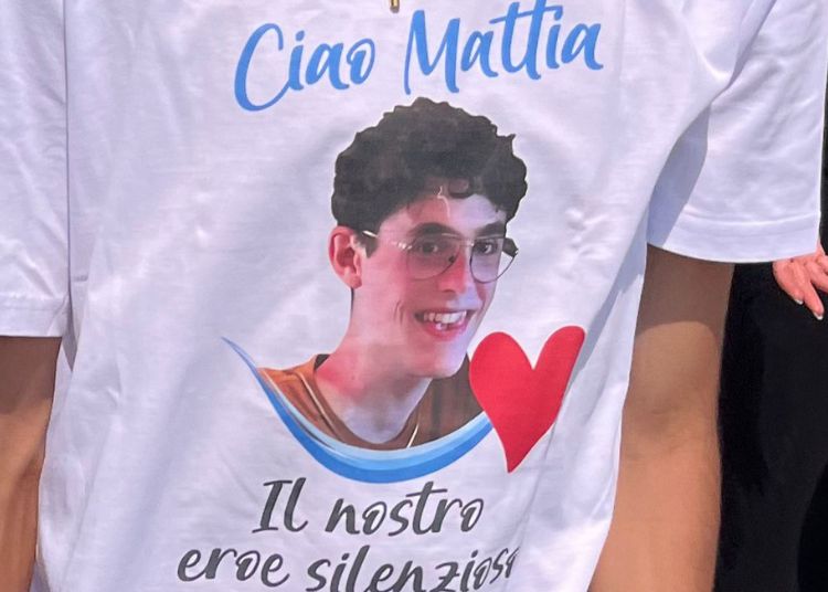 Vasto dà l’ultimo saluto a Mattia Di Iorio: commozione e raccoglimento nella chiesa di San Marco 3 Progetto senza titolo 2025 06 11T122712.497