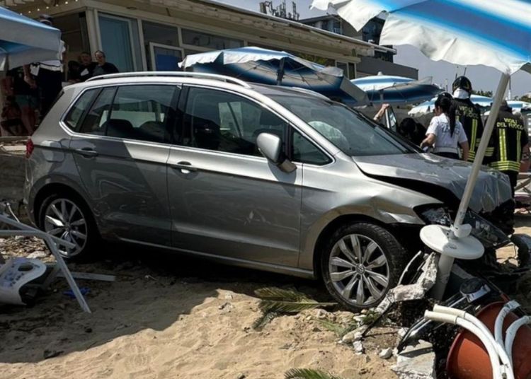 Anziano perde il controllo dell’auto e finisce tra i bagnanti: paura ad Alba Adriatica 2 Untitled design 2025 06 16T171825.072 1