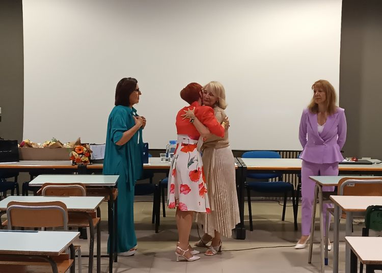 Ultima campanella per i docenti storici del Pàntini Pudente: «Avete lasciato un segno» 4 Untitled design 2025 06 18T090006.478