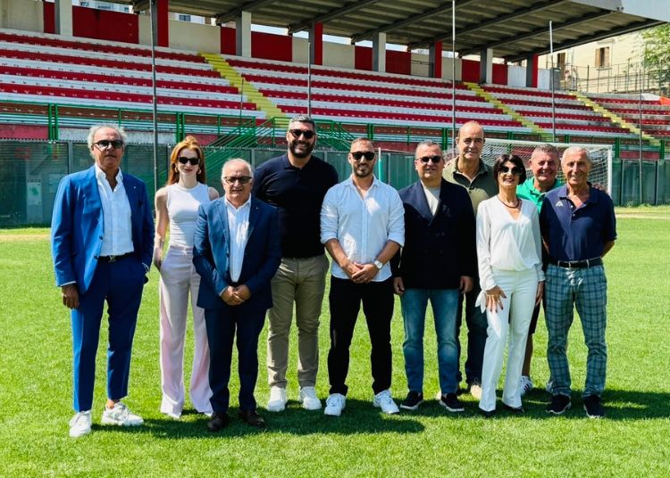 Didascalia foto - da sx: Avv. Carmine Di Risio, Arianna Giampietro (Macy), Ing. Giovanni Di Iorio, Assessore Carlo Della Penna, Presidente Andrea Zaami, Alessandro Acquarola, Valerio Laccetti, Dott.ssa Elvira Quarsiti, Gianni Del Borrello, Lucio Rullo