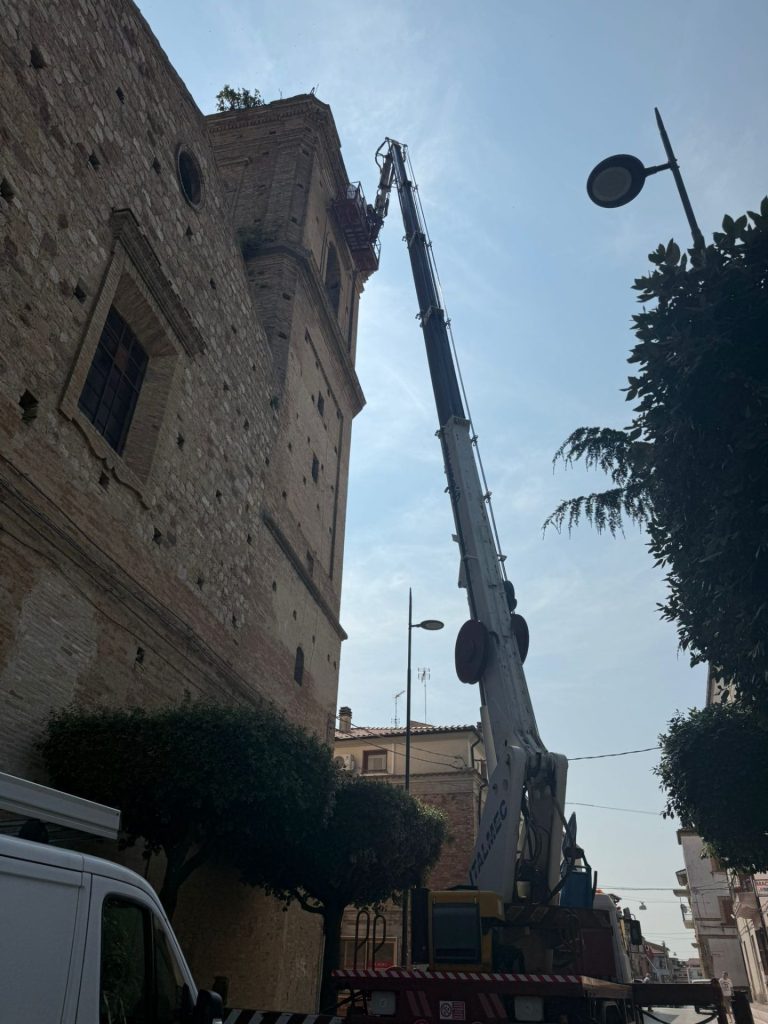 Cupello, l’orologio storico torna a svettare sul campanile 2 WhatsApp Image 2025 06 11 at 10.01.41 AM 2