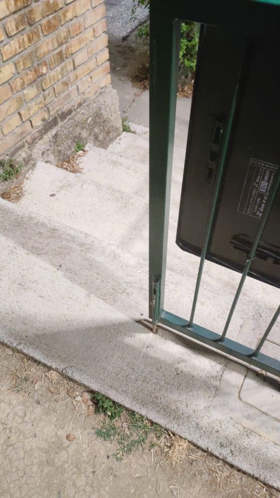 Problemi di sicurezza e manutenzione nei parchi pubblici di Cupello: la segnalazione di una lettrice 4 IMG 20250630 WA0012