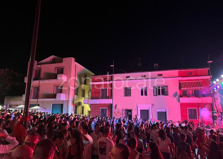 Cupello, la "Notte magica" fa il pieno: piazza Garibaldi tra musica, street food e divertimento 2 1