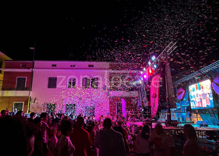 Cupello, la "Notte magica" fa il pieno: piazza Garibaldi tra musica, street food e divertimento 3 2