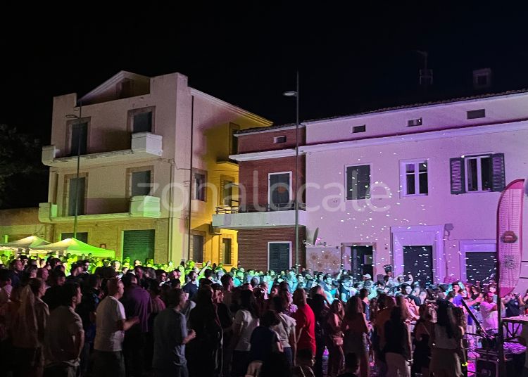 Cupello, la "Notte magica" fa il pieno: piazza Garibaldi tra musica, street food e divertimento 5 4