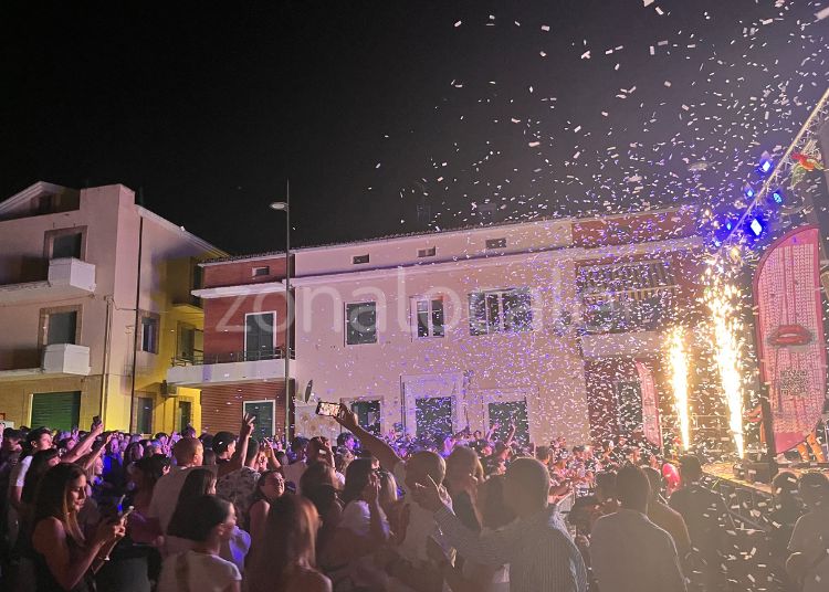 Cupello, la "Notte magica" fa il pieno: piazza Garibaldi tra musica, street food e divertimento 6 5