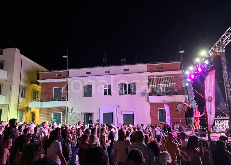 Cupello, la "Notte magica" fa il pieno: piazza Garibaldi tra musica, street food e divertimento 7 6