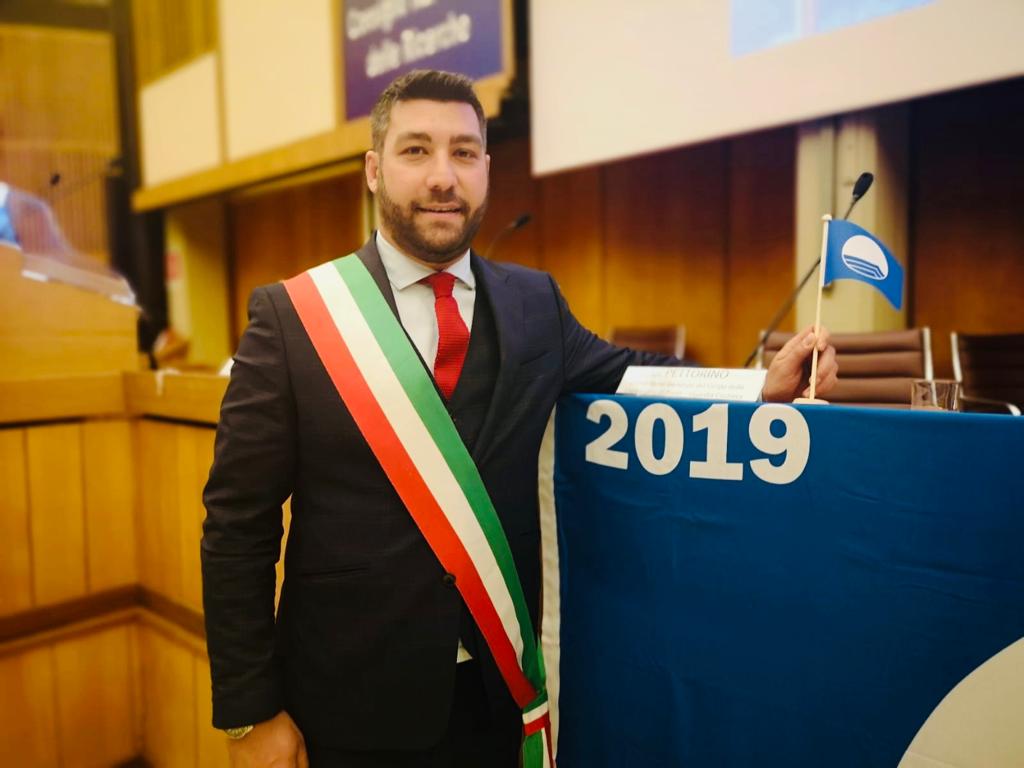 Carlo Della Penna con la Bandiera Blu 2019