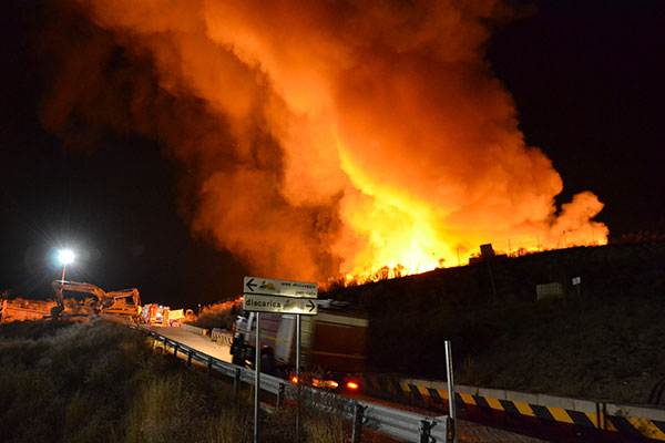 incendio discarica vvf h