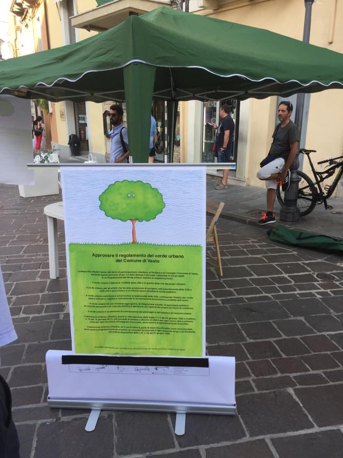 Vasto, piazza Diomede: il gazebo del Comitato per il verde