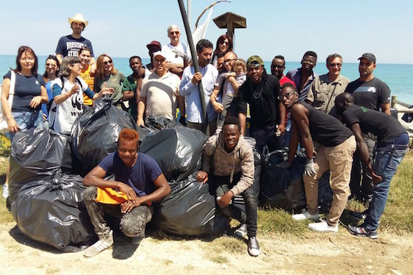 volontari puliscono spiaggia 2016 h