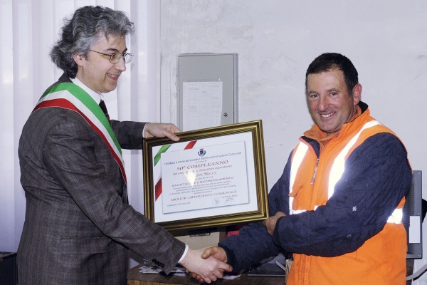 Giuseppe Ricci premiato dal sindaco h