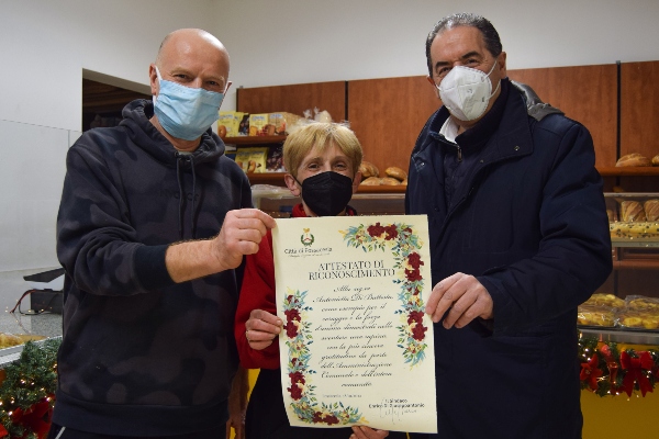 Sventa una rapina il sindaco la premia