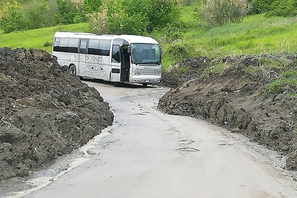 autobus bloccato frana h