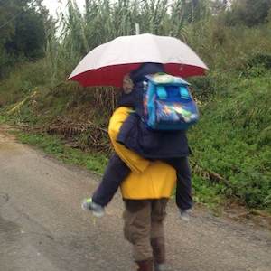 bambini portati spalla protezione civile q