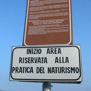 cartello spiaggia naturisti q