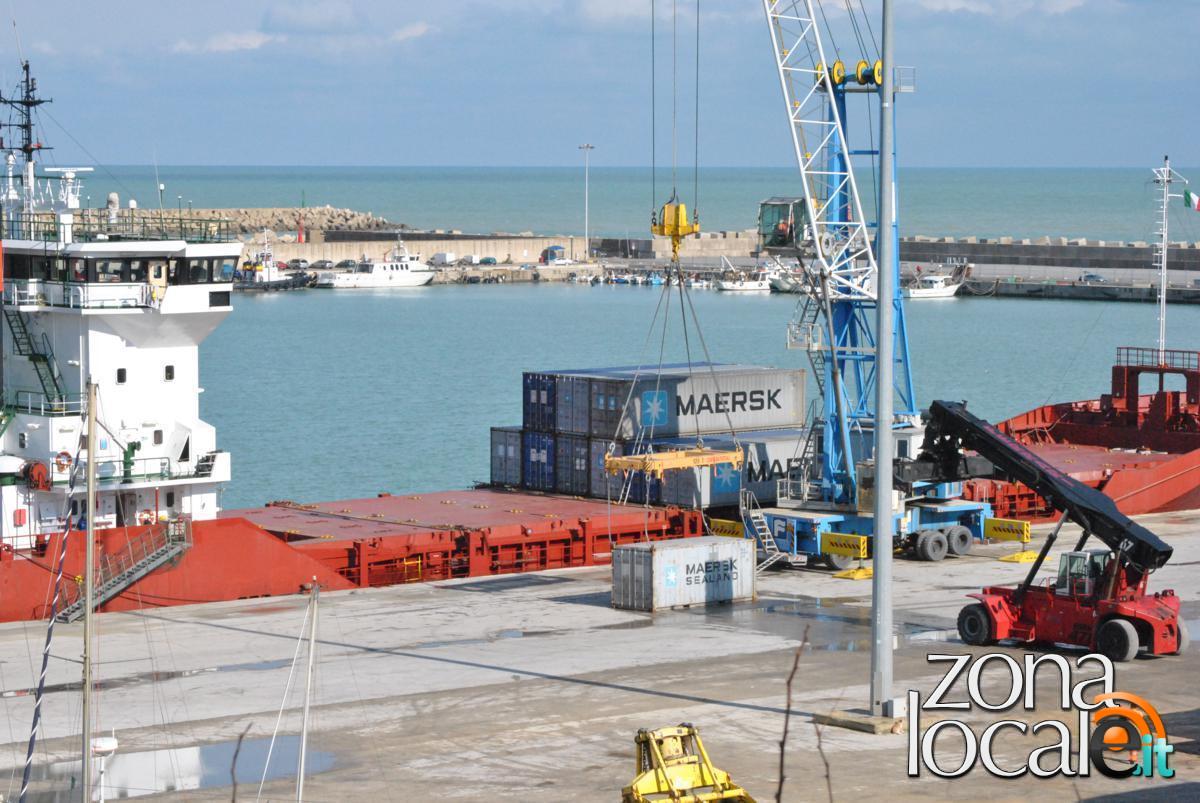 14 febbraio 2013. La prima nave container a Punta Penna