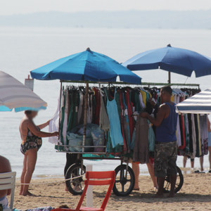 abusivi vendono spiaggia q