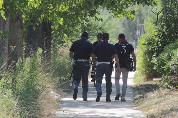 agenti polizia pista ciclabile h