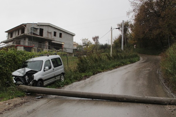 auto abbatte palo via maddalena h