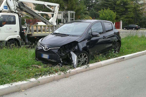 auto fuori strada via spataro h