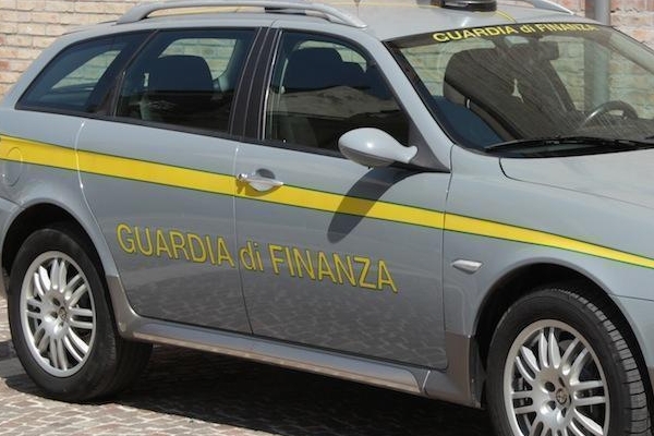 auto guardia finanza 600 400 1648645263