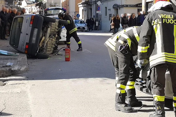 auto ribaltata lanciano h