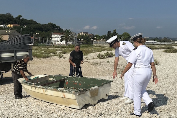 barca abbandonata spiaggia h