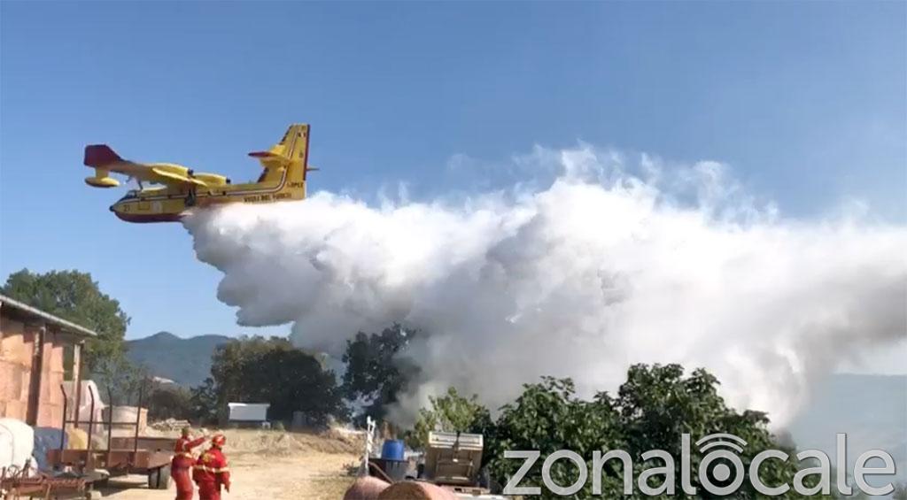 Un lancio dei canadair vicino all'abitazione minacciata dalle fiamme