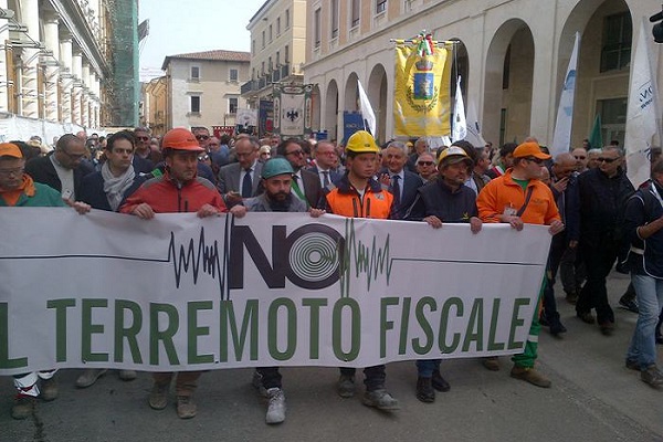 corteo no tasse laquila h