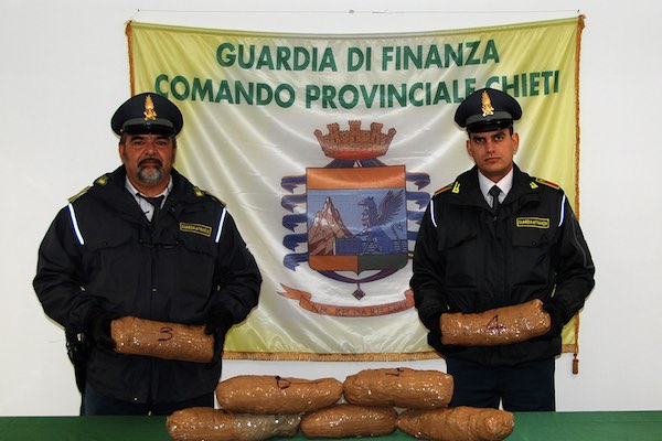 finanza sequestro droga 25 mag h