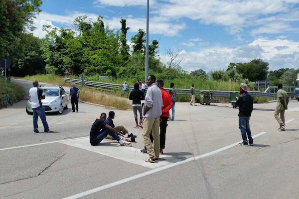 immigrati bloccano statale 16 h