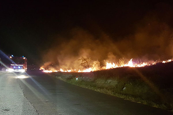 incendio castiglione notte h