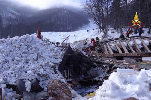 L'hotel Rigopiano dopo la tragedia